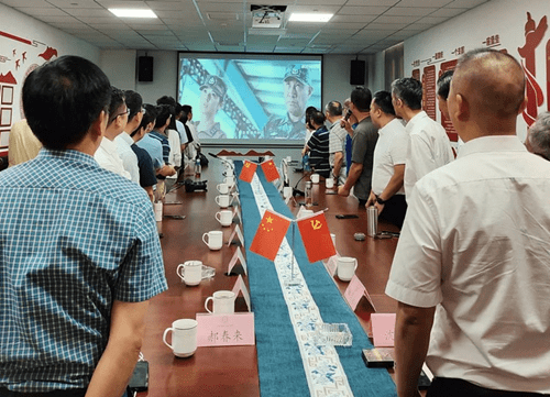 黨員起立，齊唱軍歌《咱當(dāng)兵的人》