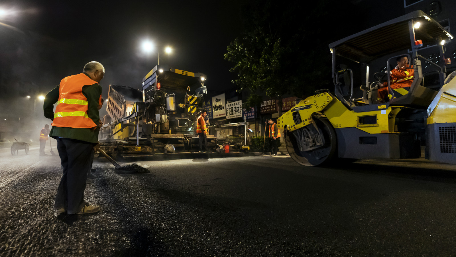 04  現(xiàn)代筑路工-易建國(guó)2019年5月14日拍攝于開(kāi)封市宋門(mén)?，F(xiàn)在的道路施工早已擺脫了繁重的體力勞動(dòng)，現(xiàn)代化的施工設(shè)備加快了施工的進(jìn)度，提高了工程質(zhì)量。_meitu_4.jpg